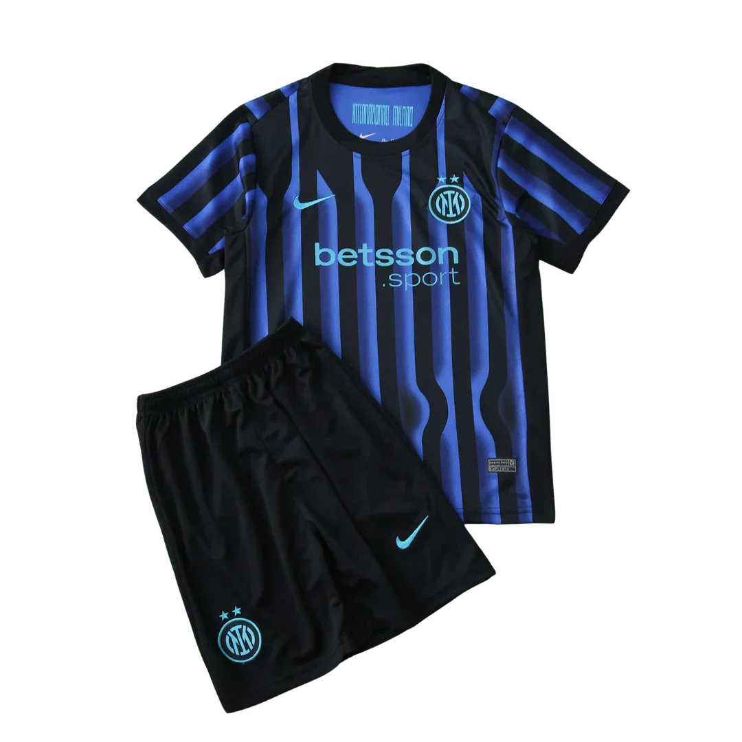 Kit infantil completo do Inter de Milão, com camisa preta e azul de listras verticais onduladas, e shorts pretos. Logos Nike e Betsson.