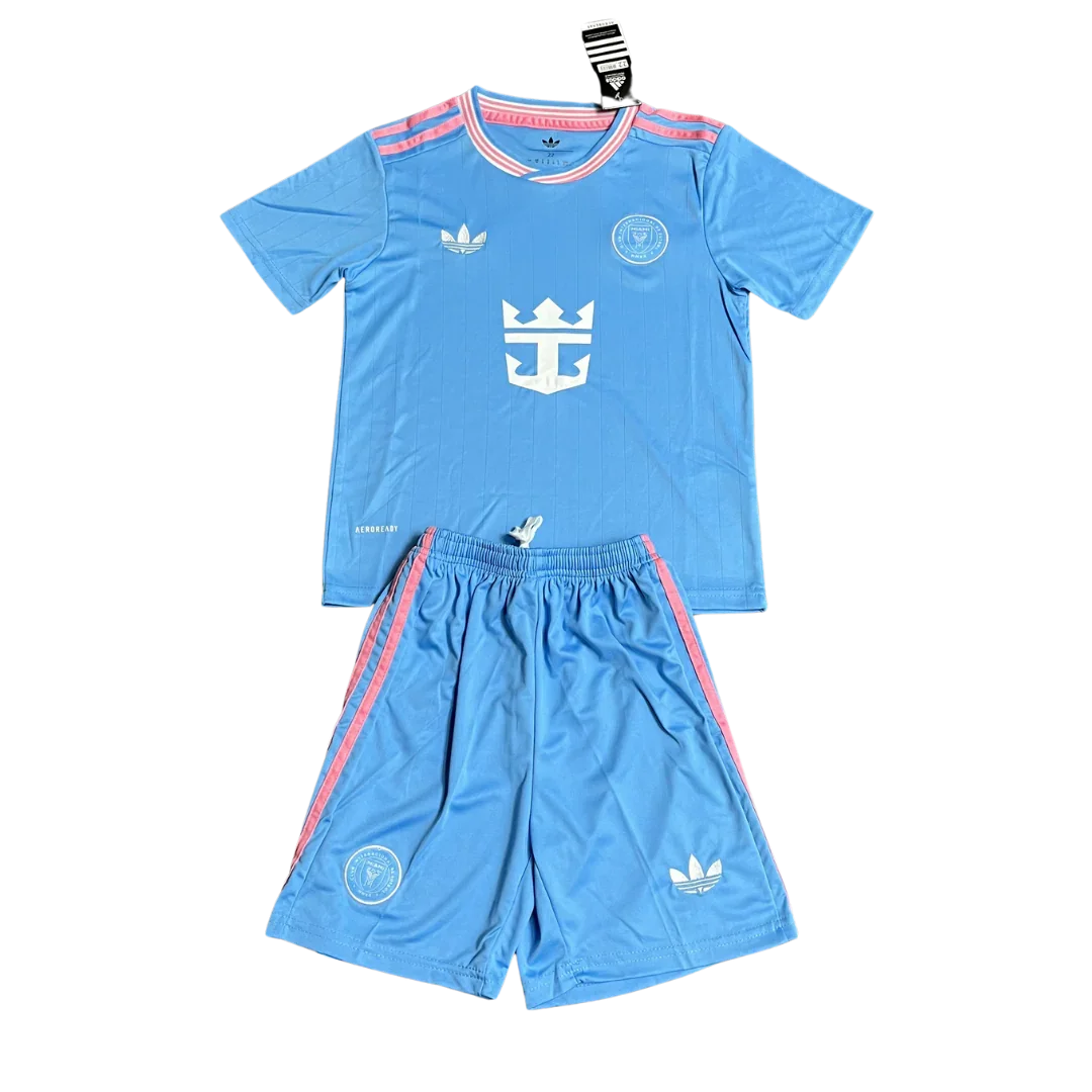 Kit infantil Inter Miami III 25/26 azul claro com detalhes e listras rosa, escudo do clube, logo adidas e logo da Royal Caribbean.