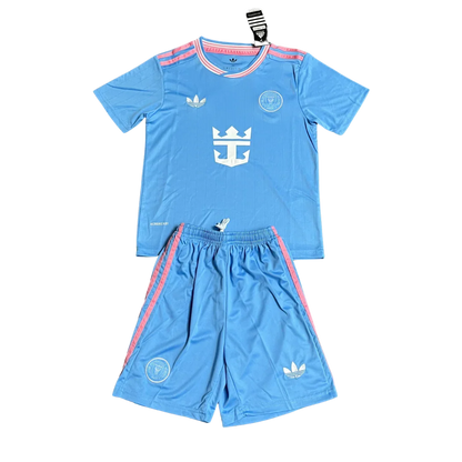 Kit infantil Inter Miami III 25/26 azul claro com detalhes e listras rosa, escudo do clube, logo adidas e logo da Royal Caribbean.