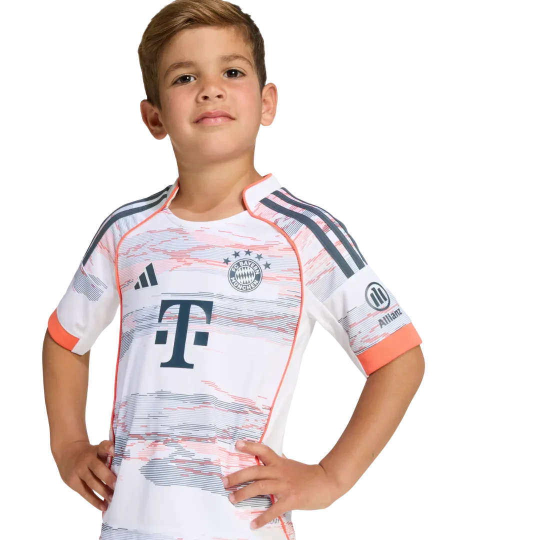 Camisa oficial infantil Bayern Munich branca kit Mini Mantos, criança sorrindo e posando