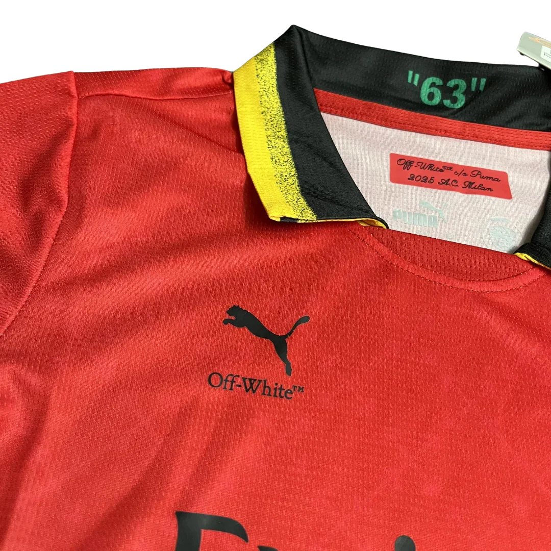 Mini Mantos: Camisa oficial infantil AC Milan kit Puma Off-White. Vermelha, edição especial 2023