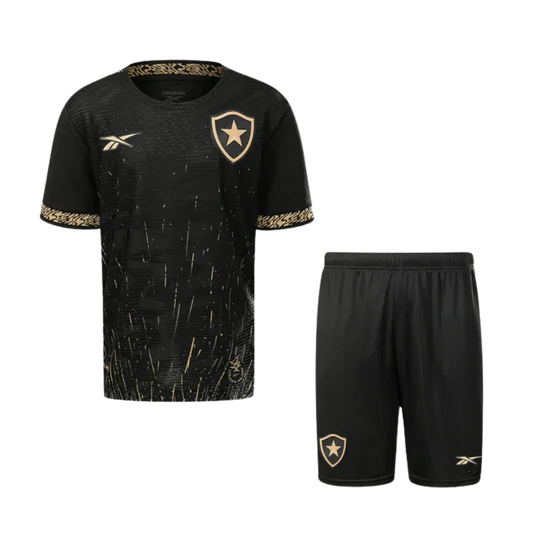 Kit infantil Fogão II 24/25 preto, detalhes dourados. Camisa e shorts com escudo do time e logos Reebok. Estampa animal print na gola e punhos.