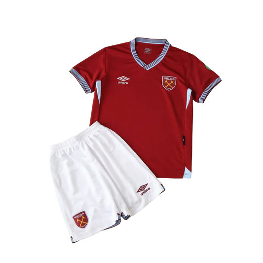 Kit infantil West Ham I 25/26, camisa vermelha bordô e shorts brancos com escudo West Ham e logo Umbro, fundo preto.