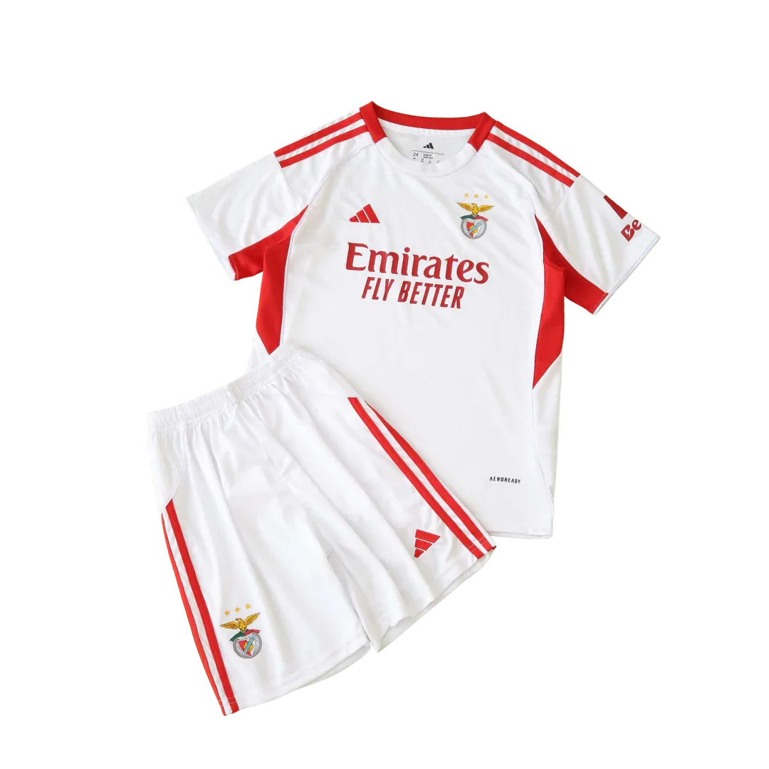 Kit infantil do Benfica III 25/26 branco com detalhes vermelhos, escudo do clube, logo Adidas, Emirates FLY BETTER e Be na manga.