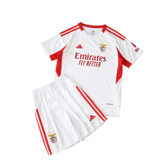 Kit infantil do Benfica III 25/26 branco com detalhes vermelhos, escudo do clube, logo Adidas, Emirates FLY BETTER e Be na manga.