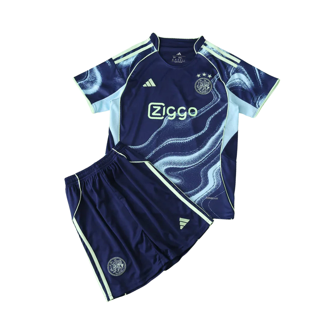 Kit camisa oficial infantil Mini Mantos Ajax azul escuro com detalhes, incluindo shorts e escudo do time