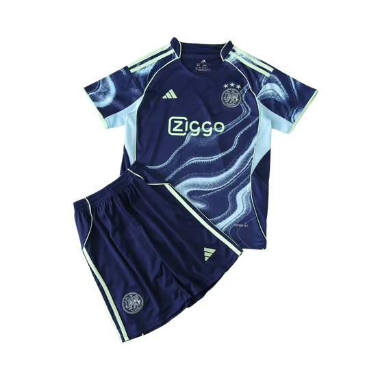Kit camisa oficial infantil Mini Mantos Ajax azul escuro com detalhes, incluindo shorts e escudo do time
