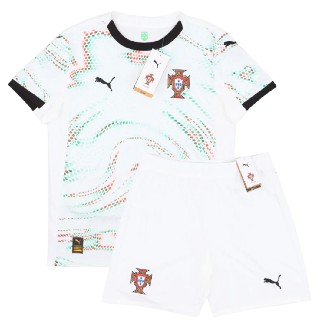 Kit infantil Portugal 25/26, camisa branca com estampa de pontos vermelhos e verdes, shorts brancos. Escudo de Portugal e logo Puma.