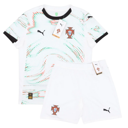 Kit infantil Portugal 25/26, camisa branca com estampa de pontos vermelhos e verdes, shorts brancos. Escudo de Portugal e logo Puma.