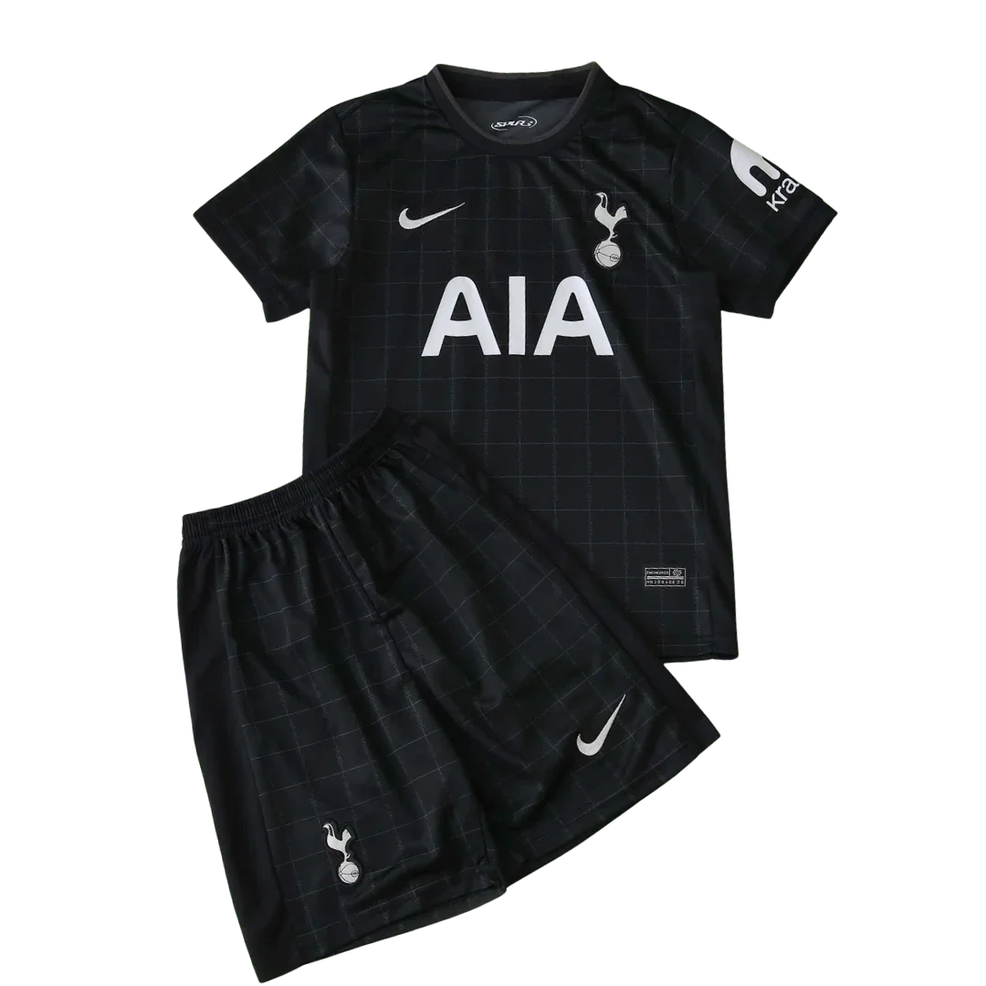 Kit infantil preto de camisa e shorts com escudo de galo e bola, logo Nike e patrocínio AIA.