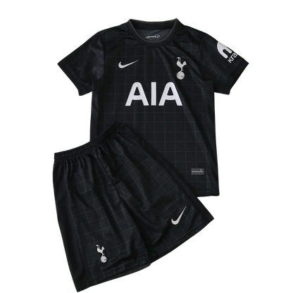 Kit infantil preto de camisa e shorts com escudo de galo e bola, logo Nike e patrocínio AIA.