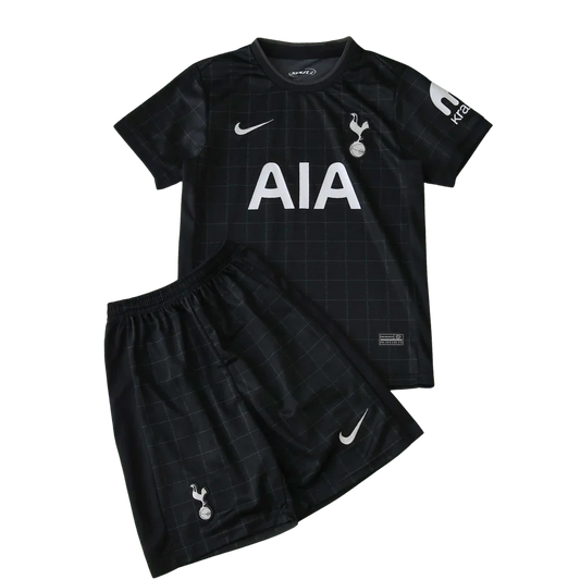 Kit infantil preto de camisa e shorts com escudo de galo e bola, logo Nike e patrocínio AIA.