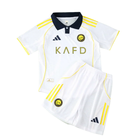 Kit infantil Al Nassr branco com gola azul marinho, listras e logos amarelos, shorts brancos com faixas amarelas.