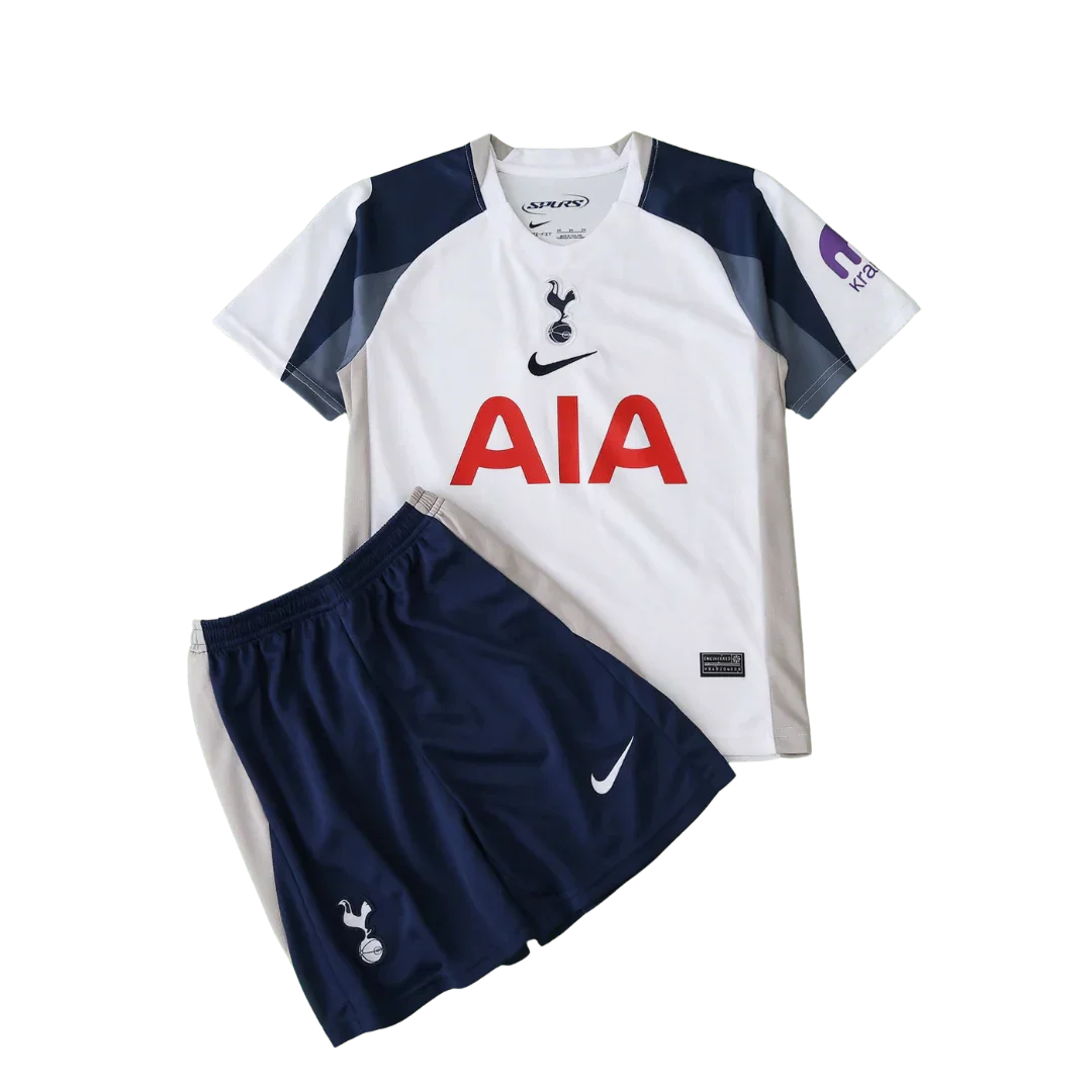 Kit infantil Tottenham Hotspur: camisa branca, detalhes azul-marinho e cinza, logo AIA vermelho, escudo. Shorts azul-marinho e escudo.