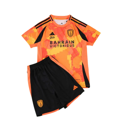 Kit infantil Paris FC 25/26 com camisa laranja pixelada e shorts pretos. Detalhes em preto e laranja. Escudos do time e patrocinadores visíveis.