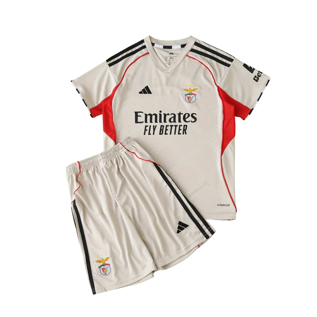 Kit infantil Benfica completo, camisa e shorts bege claro com detalhes vermelhos e pretos, escudo do Benfica e logos Adidas.