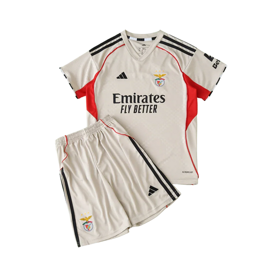 Kit infantil Benfica completo, camisa e shorts bege claro com detalhes vermelhos e pretos, escudo do Benfica e logos Adidas.