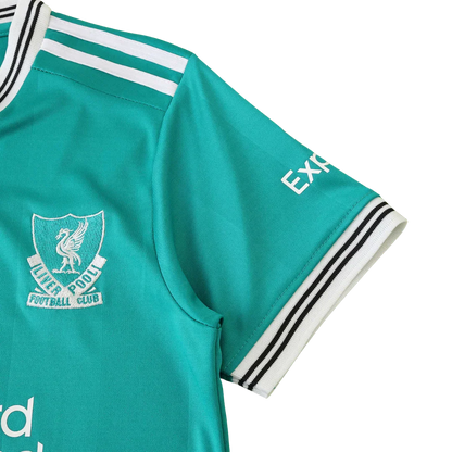 Camisa infantil oficial Liverpool FC Mini Mantos kit 4, verde água. Brasão e patrocínio na manga