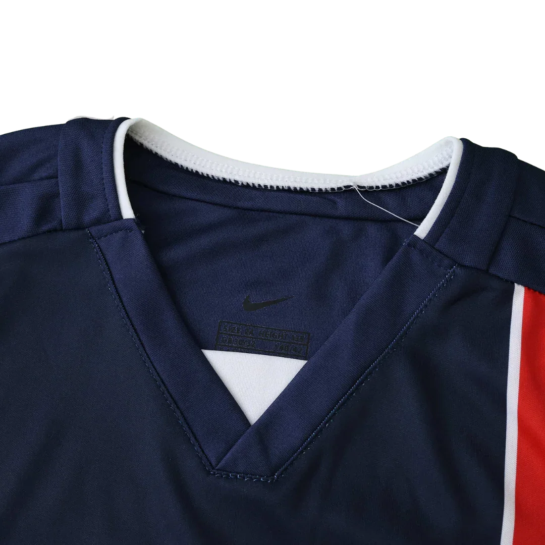 Camisa oficial PSG infantil, parte do kit Mini Mantos. Gola V azul com detalhes brancos e faixa lateral vermelha