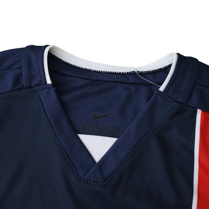 Camisa oficial PSG infantil, parte do kit Mini Mantos. Gola V azul com detalhes brancos e faixa lateral vermelha