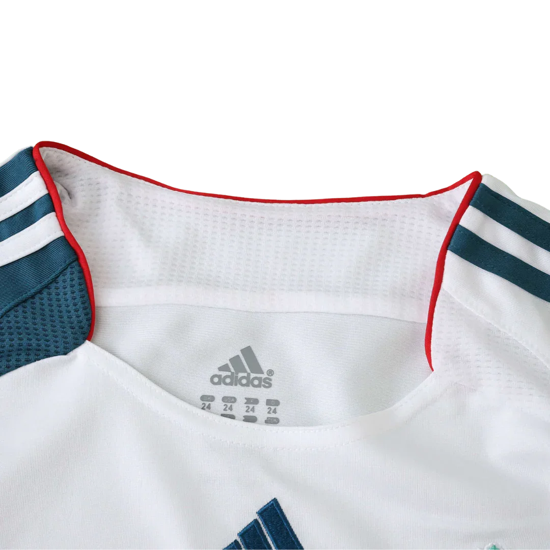 Camisa oficial kit Bayern infantil Mini Mantos, detalhe da gola vermelha e listras azuis Adidas