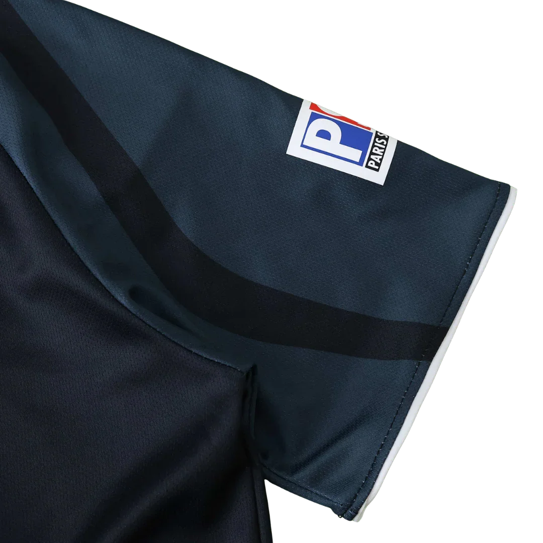 Camisa oficial infantil PSG, kit Mini Mantos, detalhe da manga azul marinho com logo e faixa no ombro