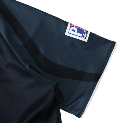 Camisa oficial infantil PSG, kit Mini Mantos, detalhe da manga azul marinho com logo e faixa no ombro