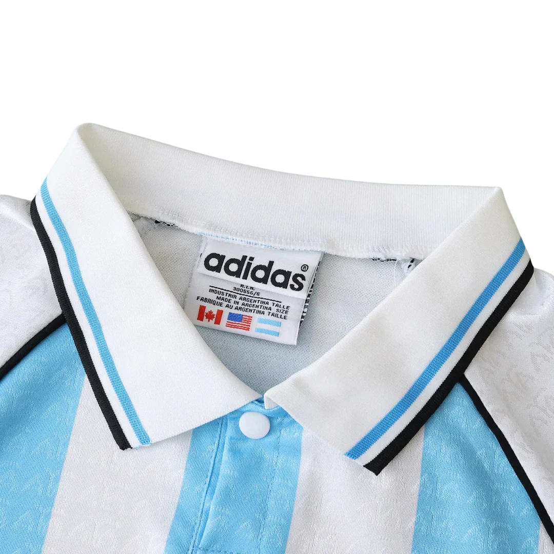 Camisa oficial Argentina infantil. Kit Mini Mantos detalhe da gola e etiqueta Adidas