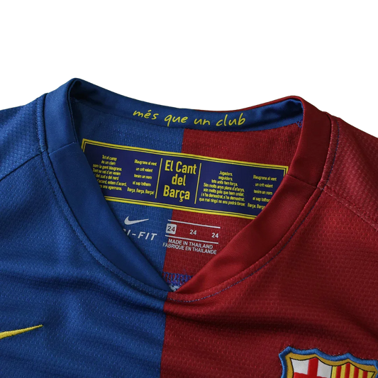 Camisa oficial FC Barcelona infantil, kit Mini Mantos. Detalhe da gola com "Més que un club"