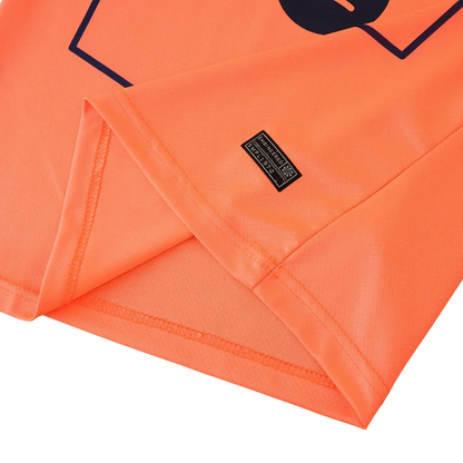 Detalhe da camisa infantil oficial laranja Mini Mantos kit do time com tag SMPL 1972