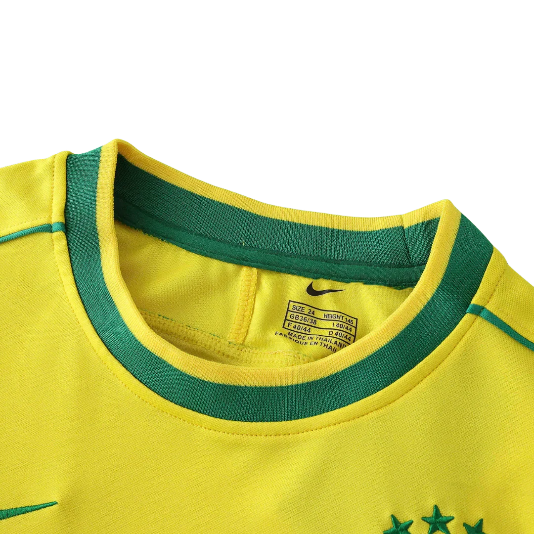 Mini Mantos: camisa Brasil oficial infantil. Kit com gola amarela e verde, etiqueta Nike e estrelas do time