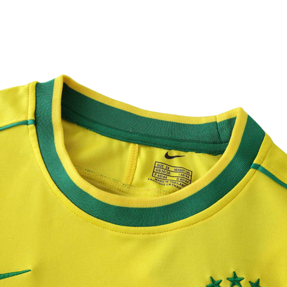 Mini Mantos: camisa Brasil oficial infantil. Kit com gola amarela e verde, etiqueta Nike e estrelas do time
