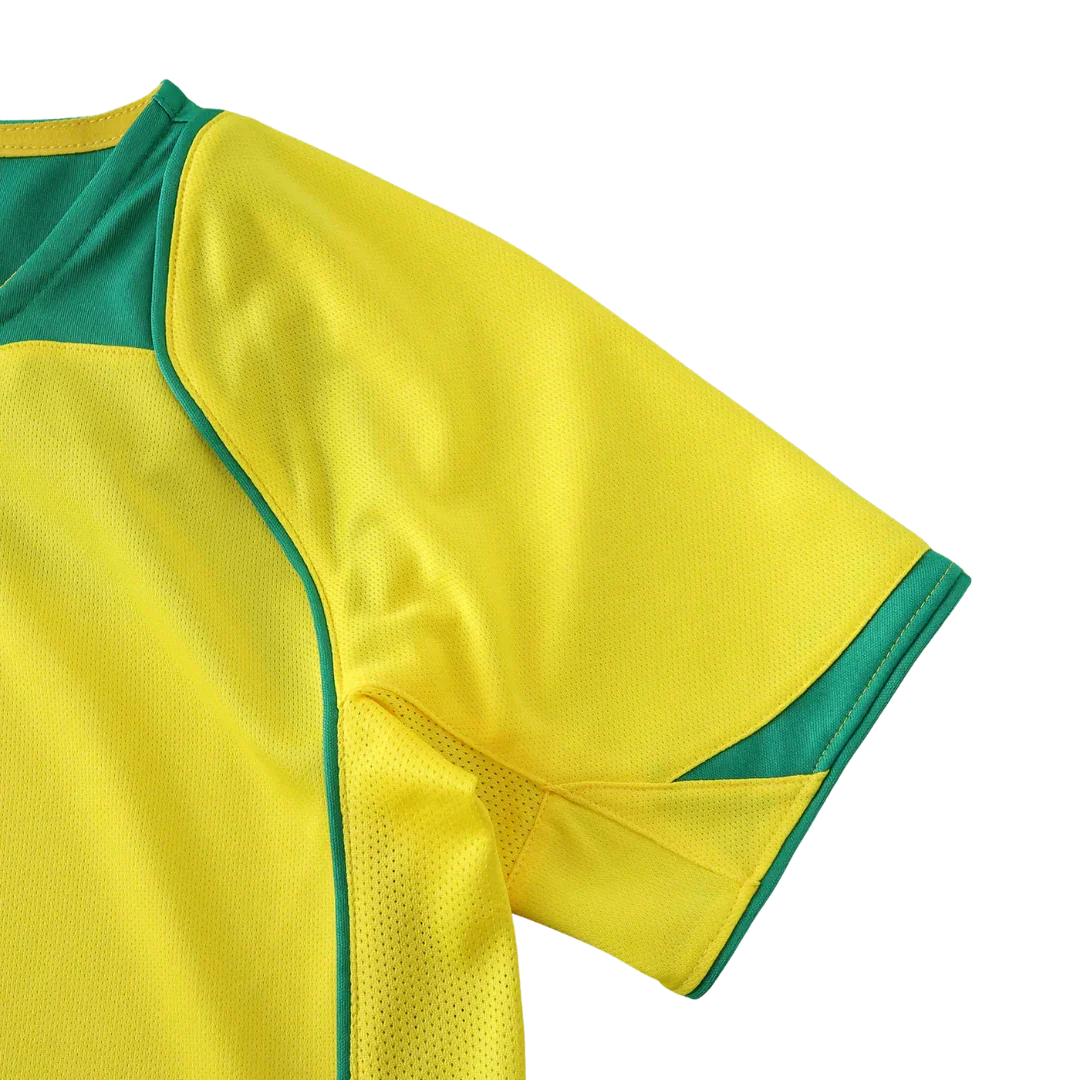 Camisa oficial infantil Brasil amarela e verde, kit Mini Mantos. Detalhe da manga e ombro do uniforme