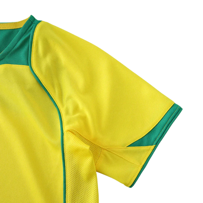 Camisa oficial infantil Brasil amarela e verde, kit Mini Mantos. Detalhe da manga e ombro do uniforme