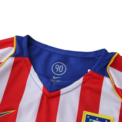 Camisa oficial kit infantil Atlético de Madrid Mini Mantos, listrada, detalhe da gola Nike 90