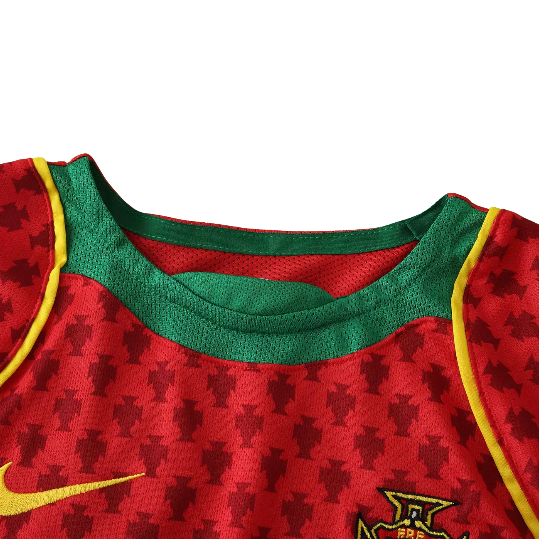 Camisa oficial infantil Portugal Mini Mantos kit. Gola verde, padrão de cruzes, logo Nike e FPF