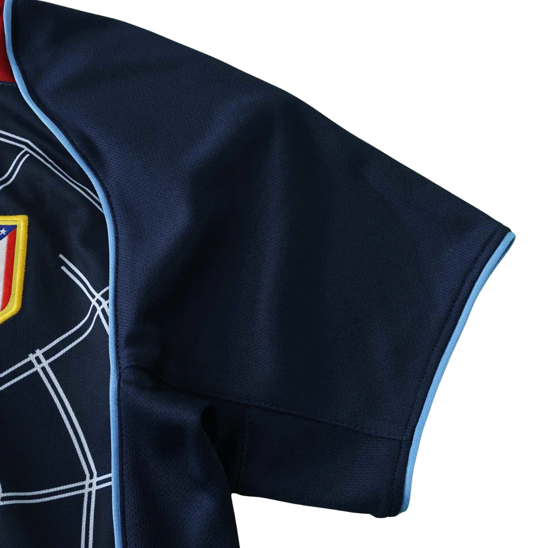 Kit camisa oficial infantil Atlético de Madrid Mini Mantos. Modelo azul marinho com detalhe da manga e piping azul claro
