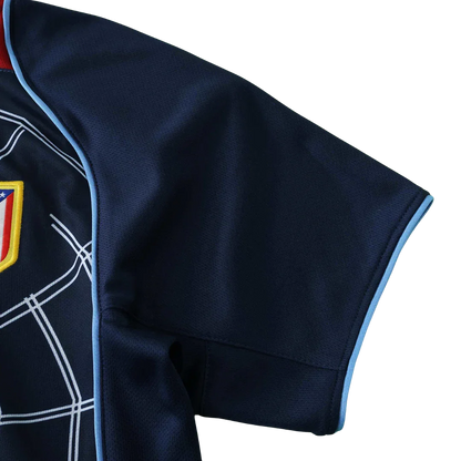 Kit camisa oficial infantil Atlético de Madrid Mini Mantos. Modelo azul marinho com detalhe da manga e piping azul claro