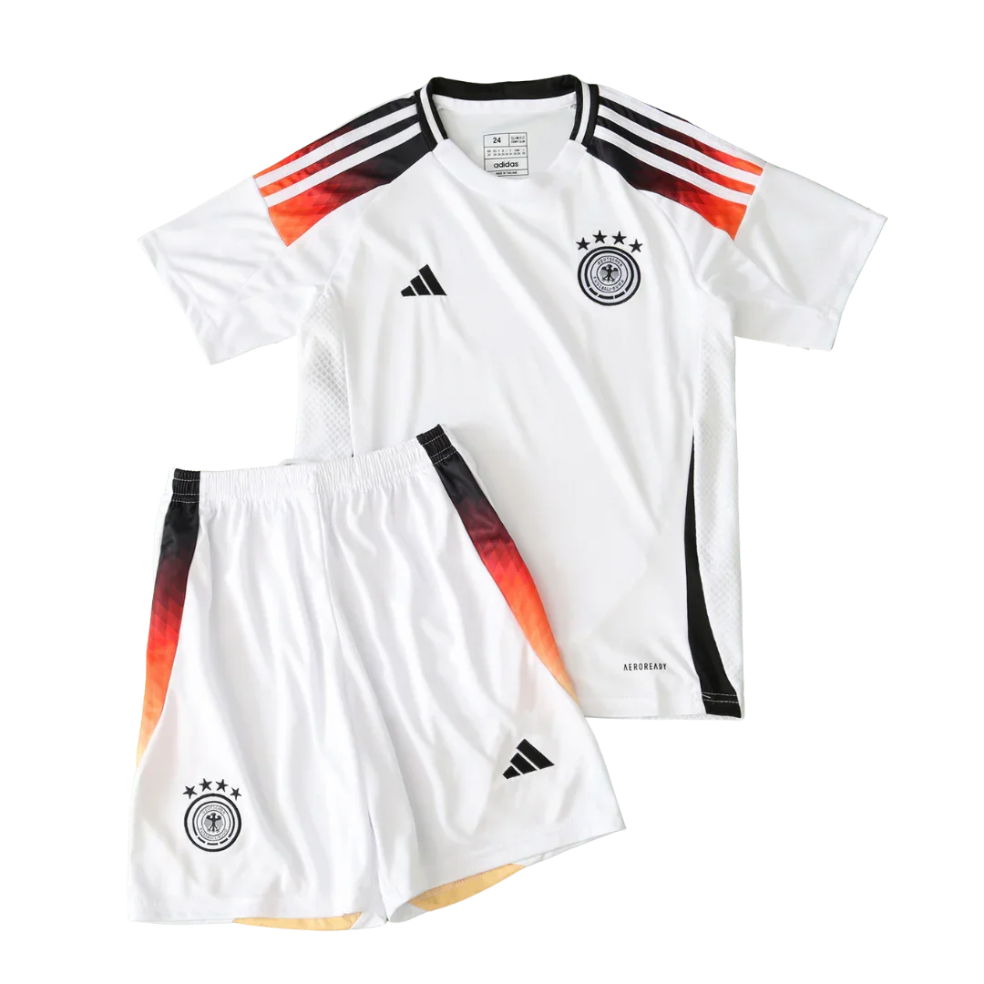 Kit infantil Alemanha branco 24/25 com camisa e shorts. Detalhes em preto, vermelho e laranja nas laterais e ombros.