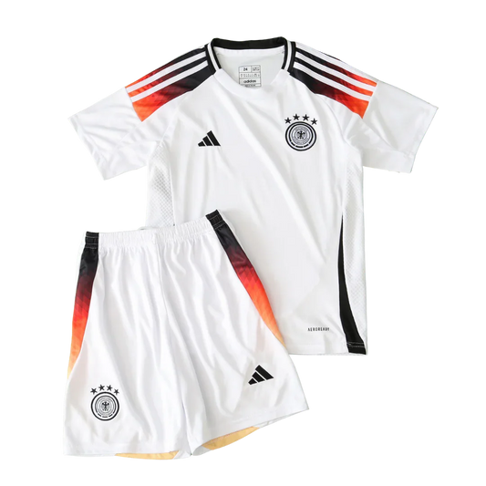 Kit infantil Alemanha branco 24/25 com camisa e shorts. Detalhes em preto, vermelho e laranja nas laterais e ombros.