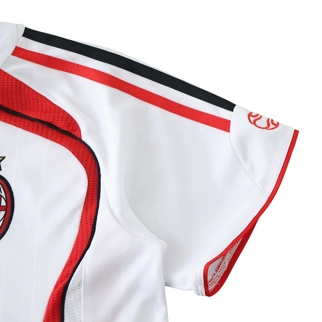 Kit camisa oficial AC Milan infantil Mini Mantos, detalhe da manga branca com listras pretas e vermelhas