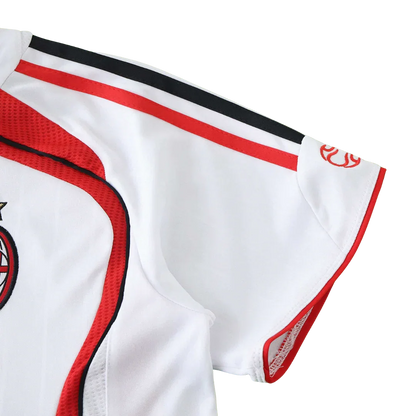 Kit camisa oficial AC Milan infantil Mini Mantos, detalhe da manga branca com listras pretas e vermelhas