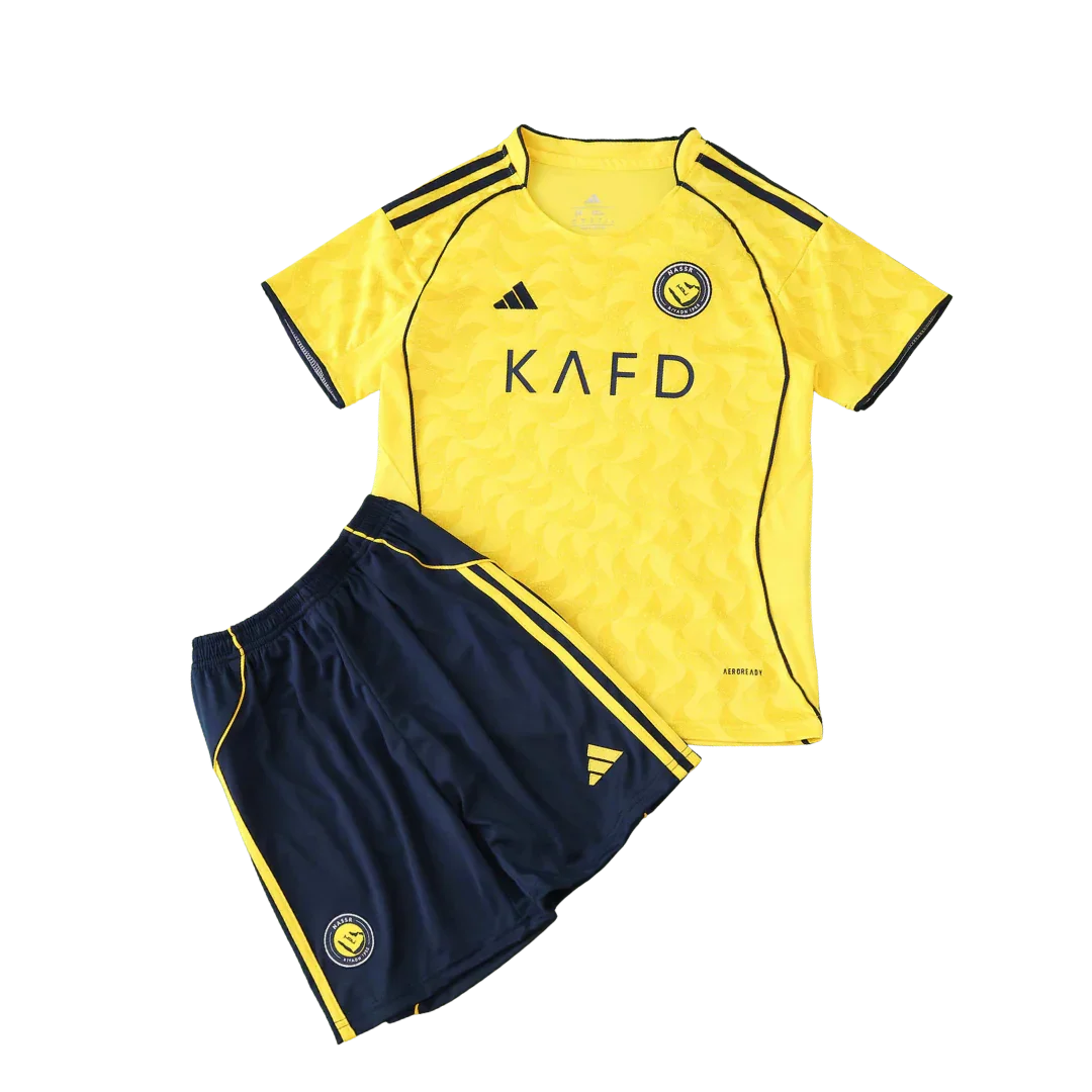 Kit de futebol infantil Al Nassr, camisa amarela com detalhes azuis, shorts azuis com listras amarelas, logos Adidas e Al Nassr visíveis.