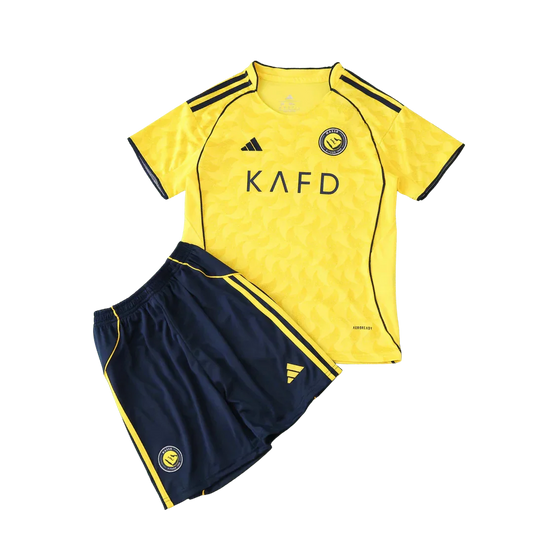 Kit de futebol infantil Al Nassr, camisa amarela com detalhes azuis, shorts azuis com listras amarelas, logos Adidas e Al Nassr visíveis.