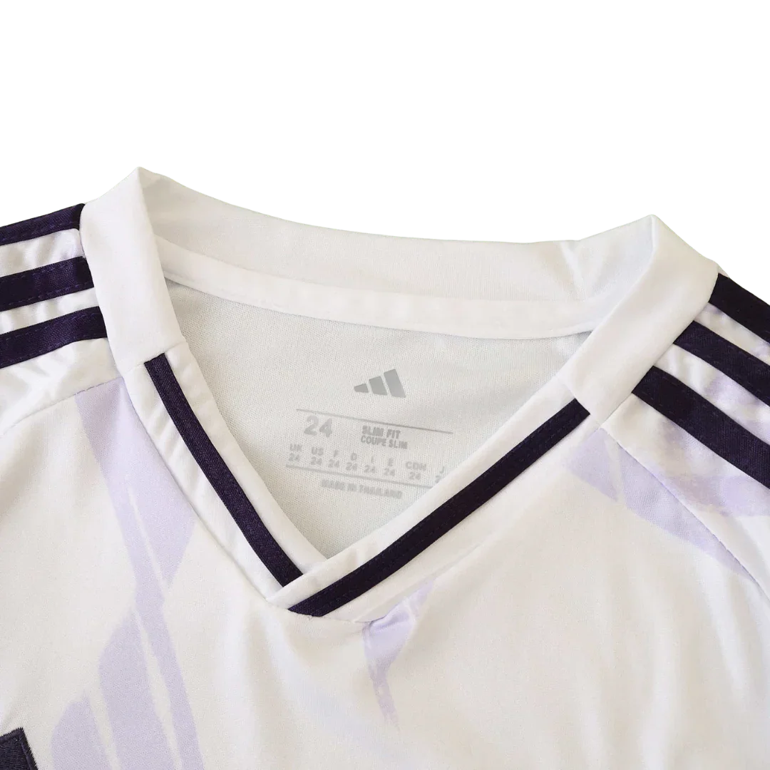 Kit camisa oficial infantil Mini Mantos Real Madrid branca e roxa