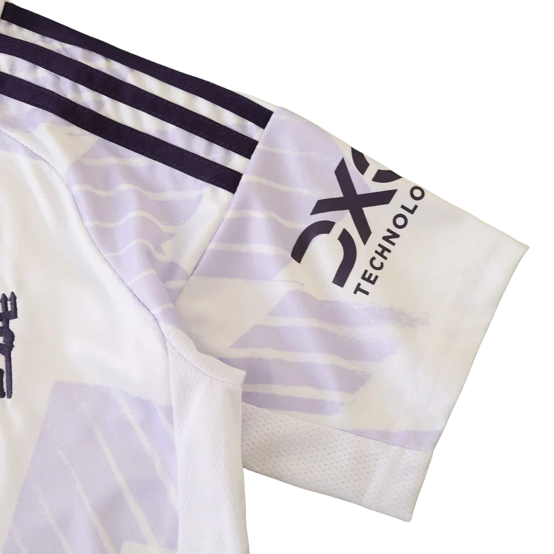 Kit camisa infantil oficial Real Madrid roxa Mini Mantos, detalhes manga, ombro, patrocinador e listras