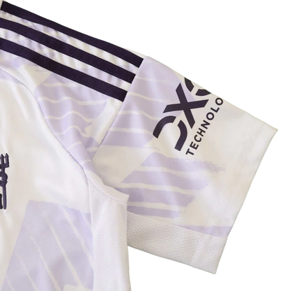Kit camisa infantil oficial Real Madrid roxa Mini Mantos, detalhes manga, ombro, patrocinador e listras
