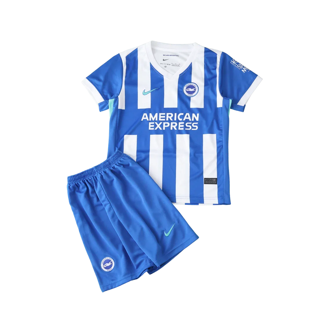 Kit infantil do Brighton, camisa e shorts azuis e brancos com listras verticais. Escudos do Brighton e logos Nike visíveis.