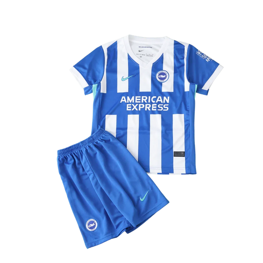 Kit infantil do Brighton, camisa e shorts azuis e brancos com listras verticais. Escudos do Brighton e logos Nike visíveis.