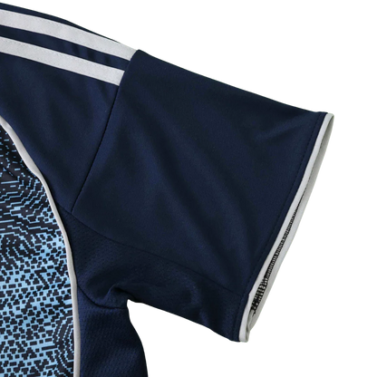 Camisa oficial infantil kit Mini Mantos Argentina, azul marinho, listras brancas e detalhe na manga com padrão pixelado